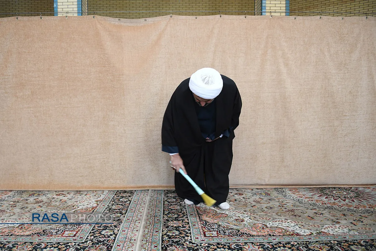 آئین تکریم و غبارروبی مسجد با حضور حجت الاسلام قمی