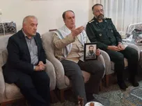 مجلس پای خونخواهی شهدا و امام شهید ایستاده است