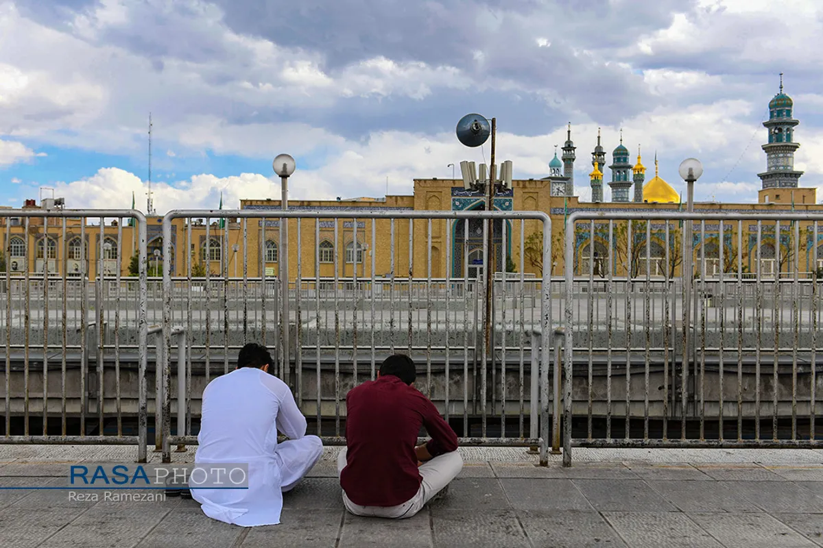در&zwnj;های حرم مطهر حضرت معصومه (سلام الله علیها) از ۲۶ اسفند ۱۳۹۸ به روی زائران بسته شد. اکنون شاهد جلوه&zwnj;های زیبای کمتر دیده شده، از ابراز ارادت به محبان خاندان پیامبر هستیم.