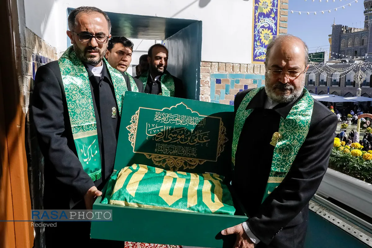 آیین تعویض پرچم گنبد منور رضوی در روز میلاد امام رضا(علیه&zwnj;السلام)
