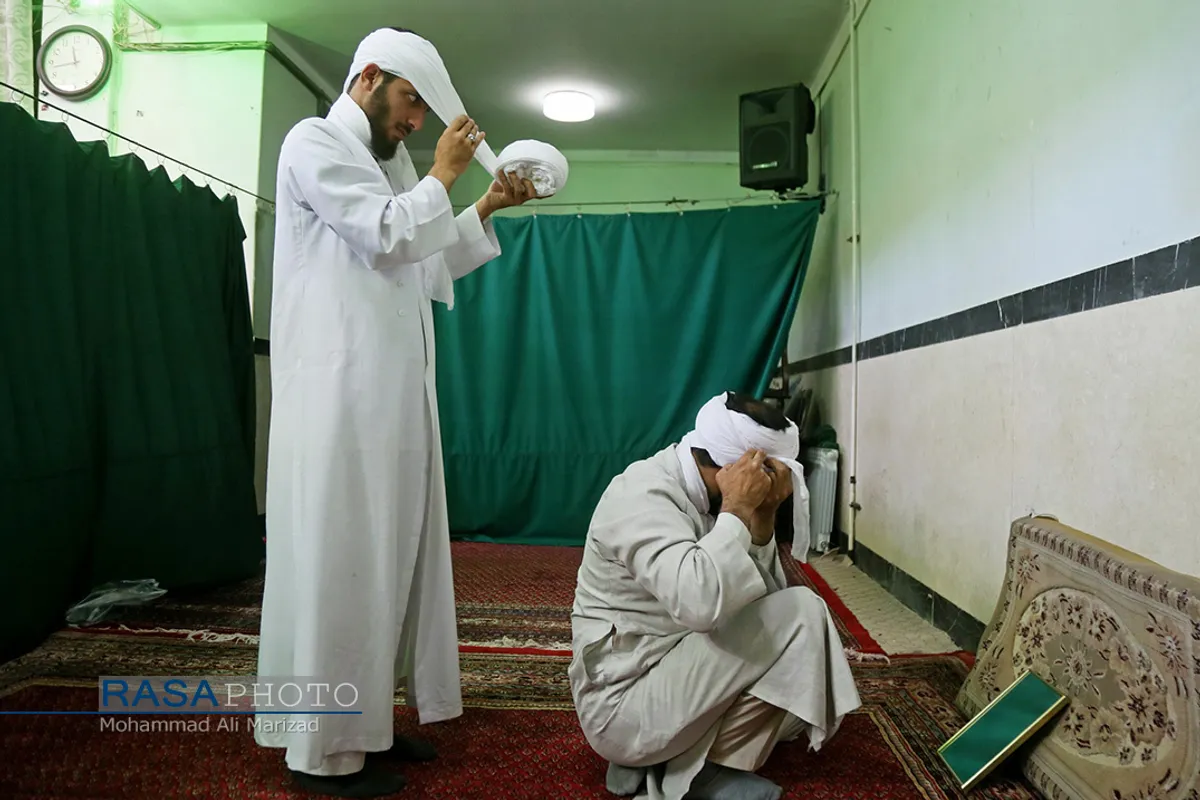 مراسم عمامه&zwnj;گذاری طلاب در بیوت مراجع تقلید در روز عید سعید غدیر
