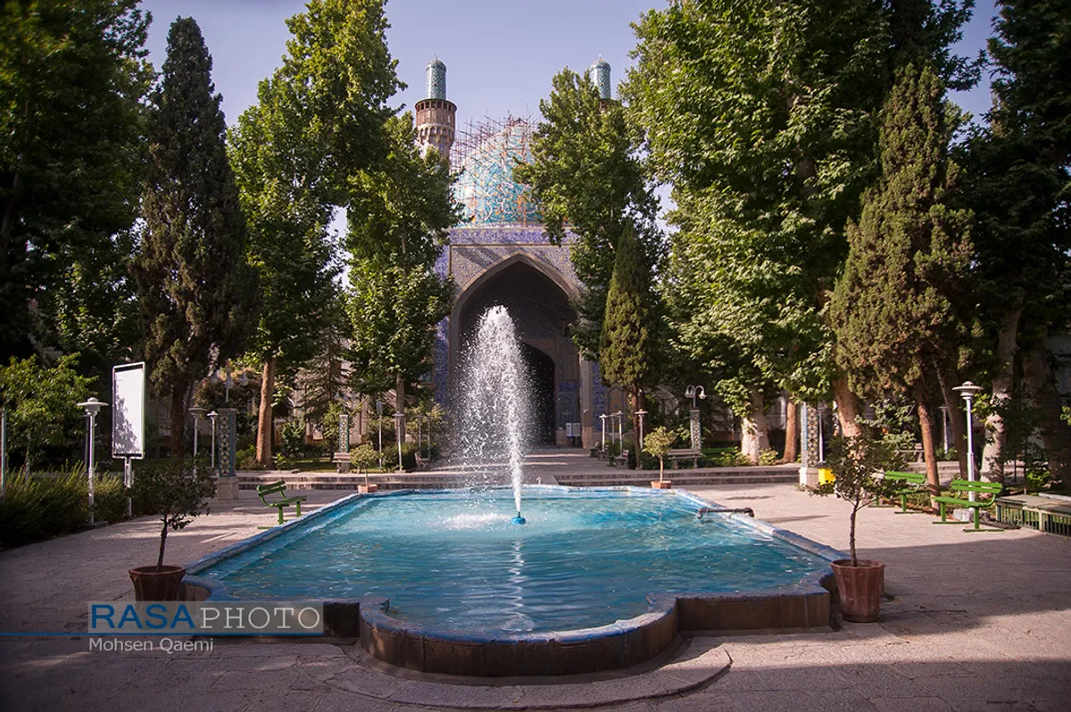 نمایی از میانسرا (صحن اصلی، حیاط مرکزی) و حوض
 | مدرسه علمیه تاریخی حضرت امام صادق(ع) (مدرسه چهارباغ اصفهان)