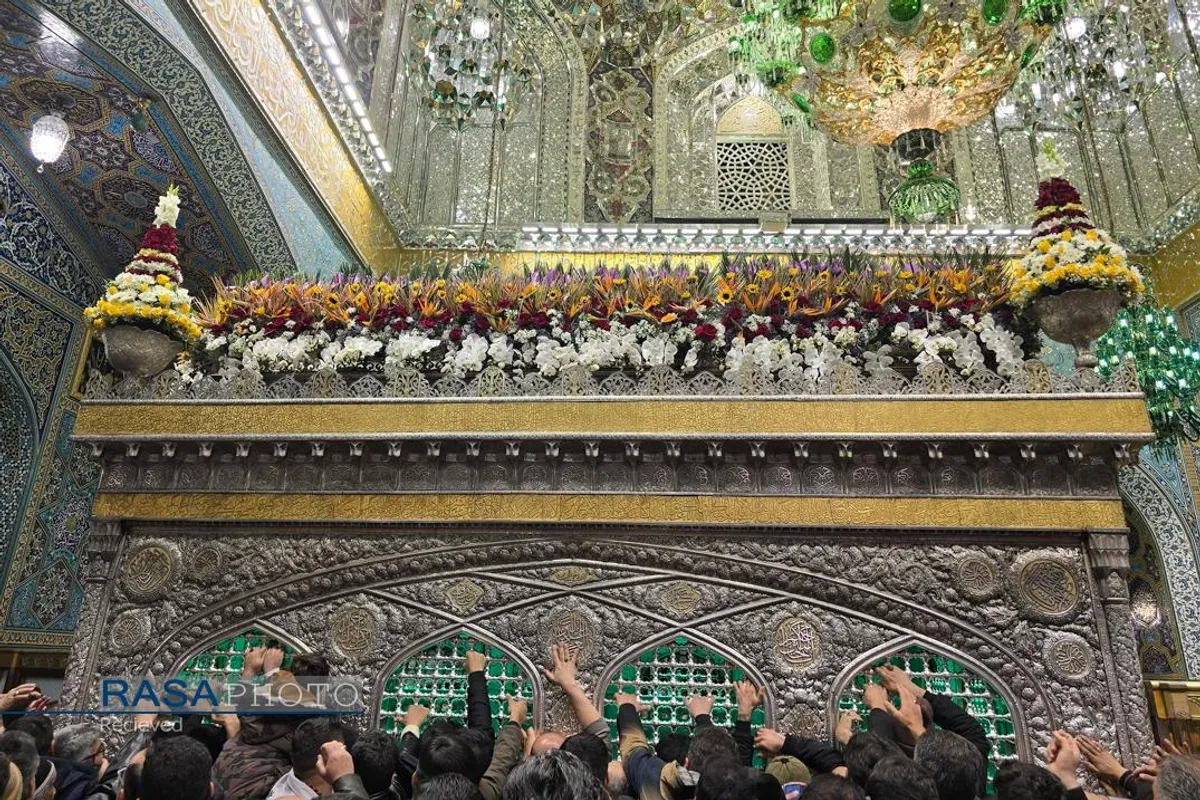 گل&zwnj;آرایی ضریج مطهر حضرت امام رضا (علیه&zwnj;السلام) در شب نیمه شعبان