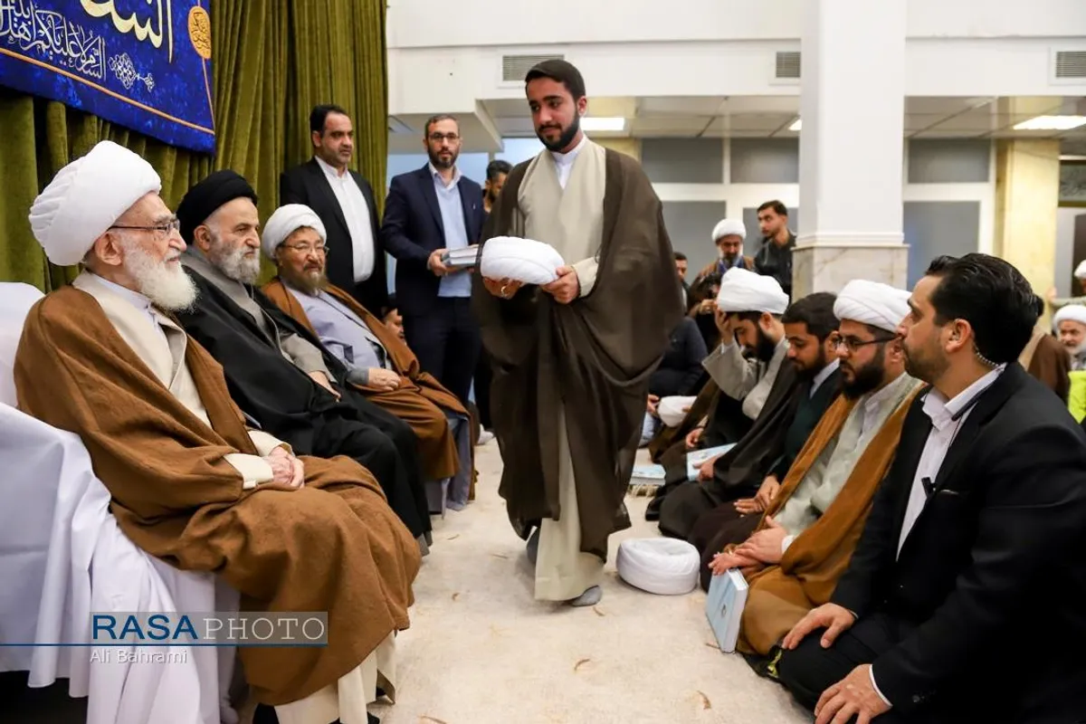 جشن روز مبعث و عمامه&zwnj;گذاری تعدادی از طلاب حوزه علمیه قم در بیوت مراجع تقلید