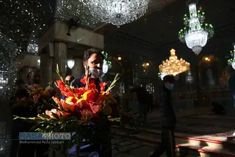 گل&zwnj;آرایی ضریح حرم مطهر در آستانه سالروز ورود حضرت معصومه (سلام الله علیها) به قم