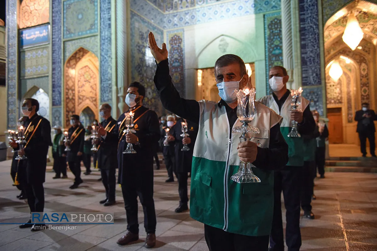 آیین لاله گردانی شب شام غریبان شهادت امام رضا(ع) در شیراز&lrm;