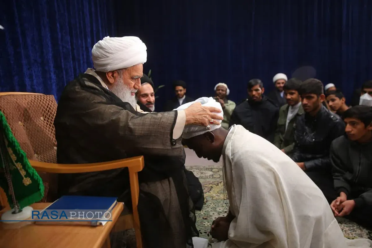 جشن عمامه&zwnj;گذاری تعدادی از طلاب حوزه علمیه قم با حضور آیت الله کریمی جهرمی