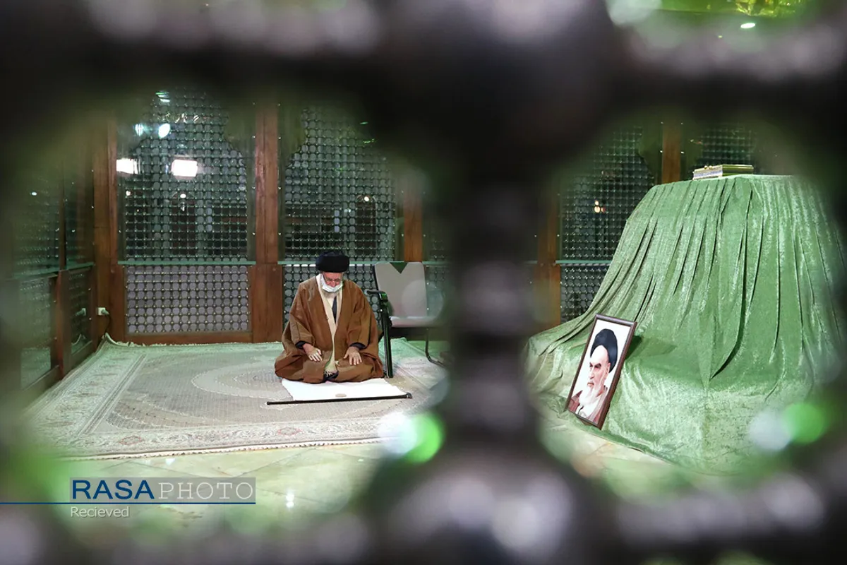 حضور مقام معظم رهبری در مرقد مطهر امام خمینی (ره) و گلزار شهیدان