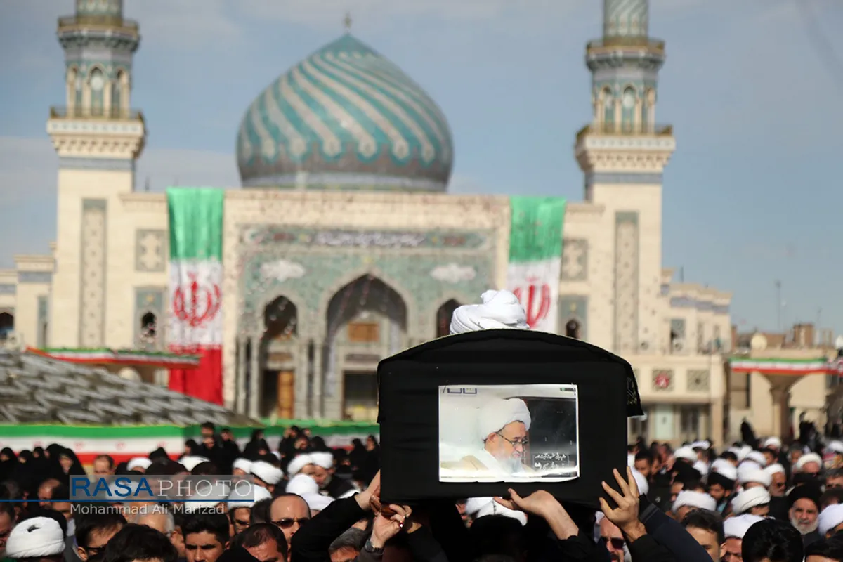 تشییع پیکر آیت الله طبرسی در قم