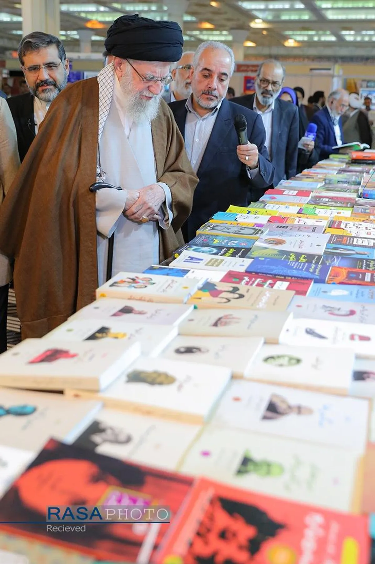 بازدید رهبر معظم انقلاب از سی و پنجمین نمایشگاه بین&zwnj;المللی کتاب تهران