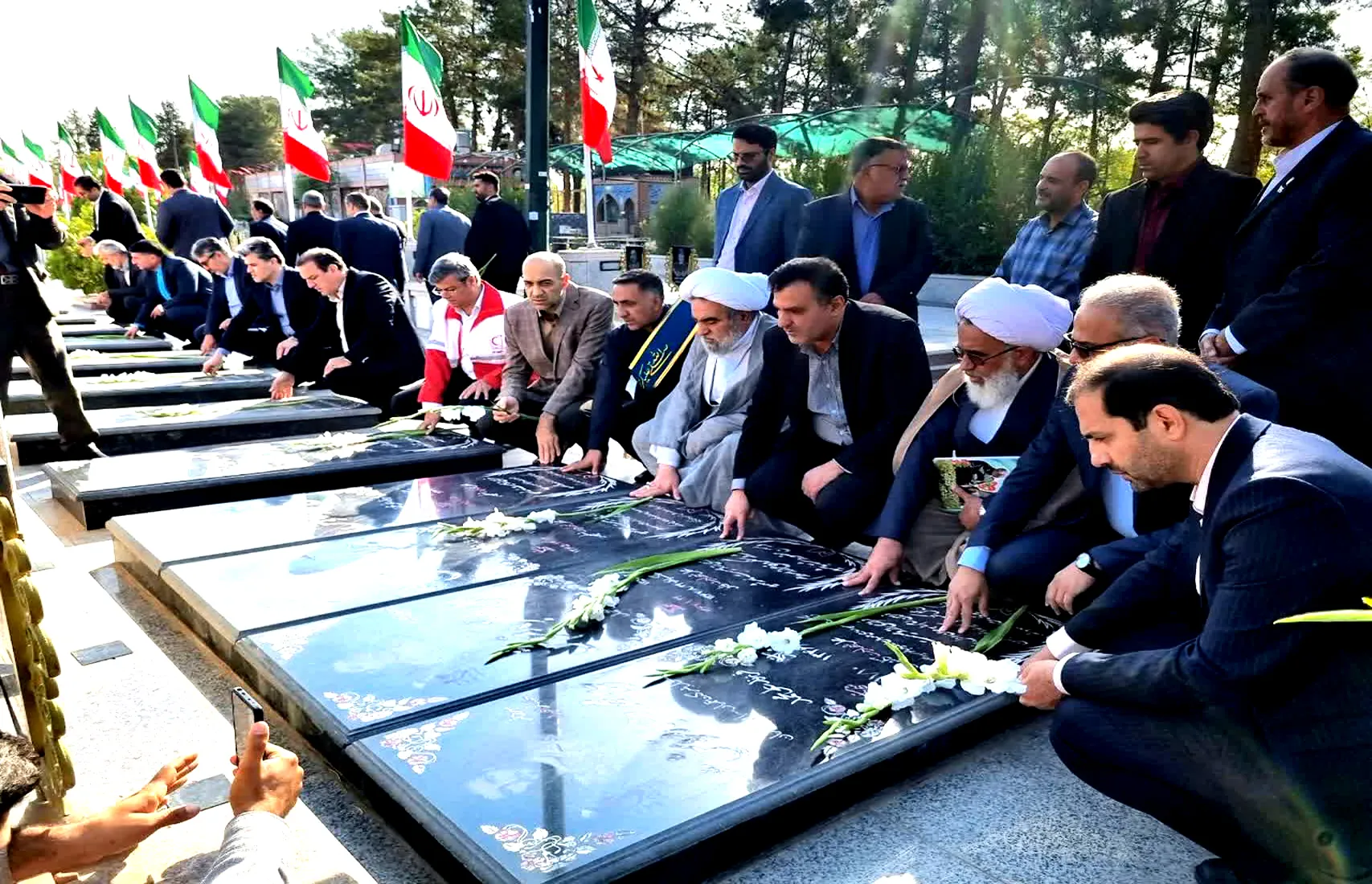 تجدید میثاق فرماندار و مسئولان و مدیران اجرایی کاشان با آرمان‌های والای شهدا