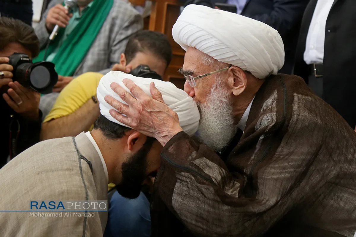مراسم عمامه&zwnj;گذاری طلاب در بیوت مراجع تقلید در روز عید سعید غدیر