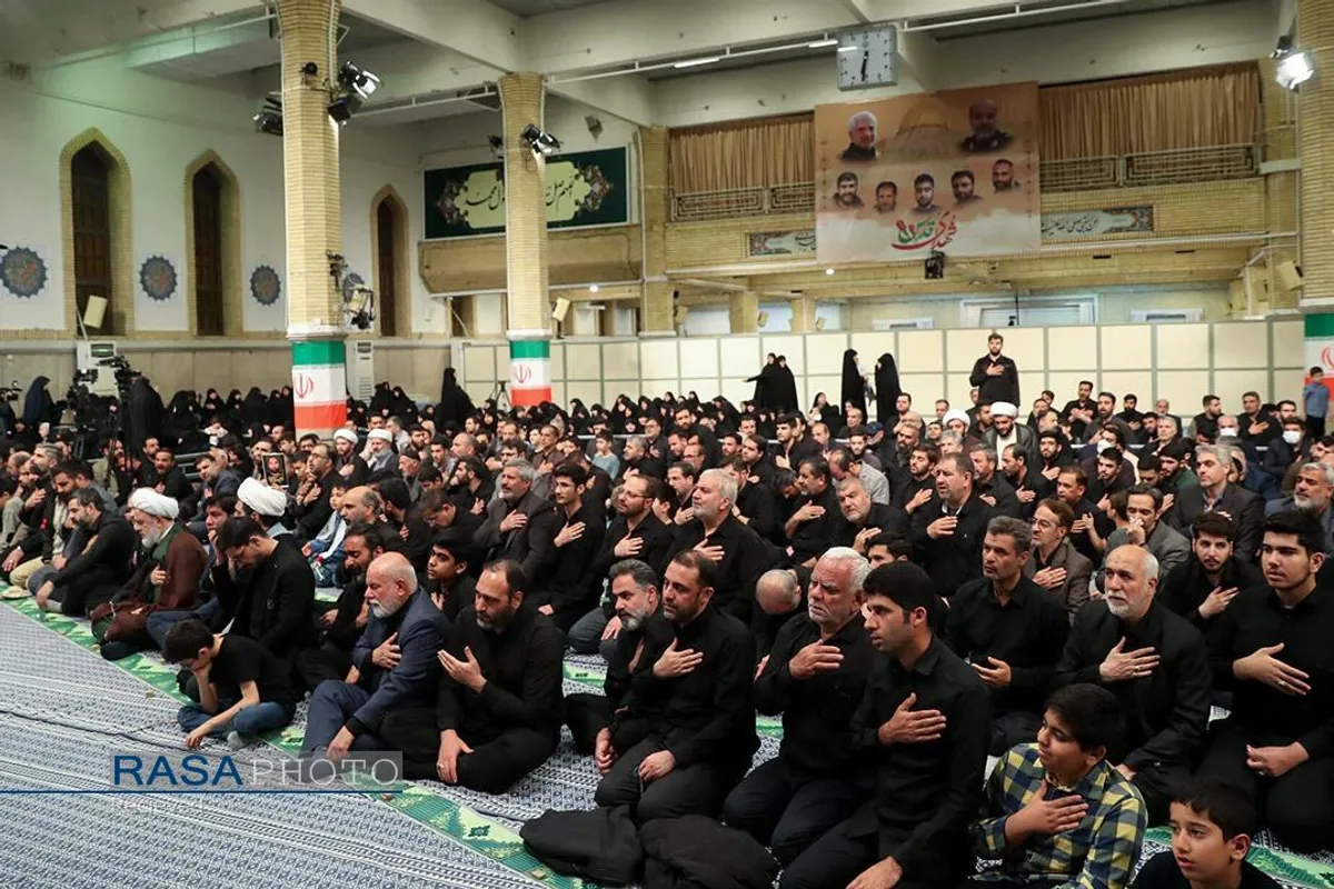 اقامه نماز توسط مقام معظم رهبری بر پیکر هفت شهید راه قدس