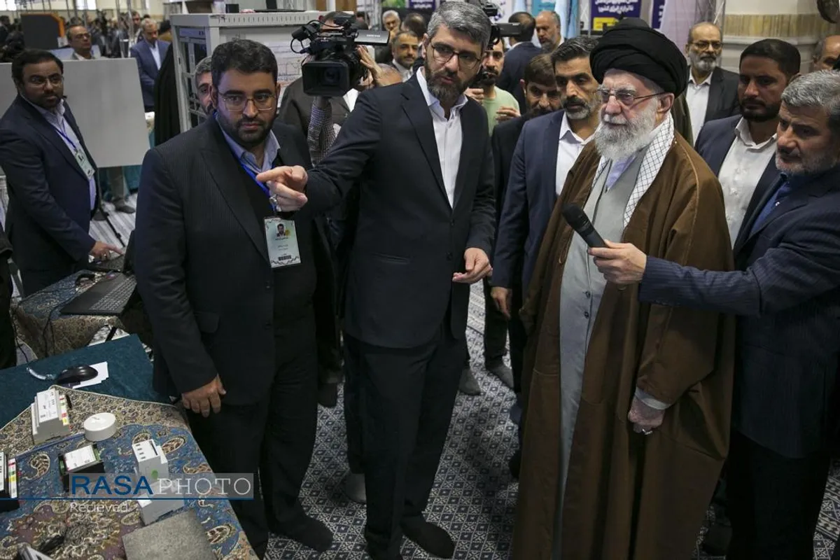 بازدید رهبر انقلاب از نمایشگاه پیشگامان پیشرفت