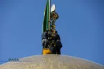 آیین تعویض پرچم گنبد منور رضوی در روز میلاد امام رضا(علیه&zwnj;السلام)