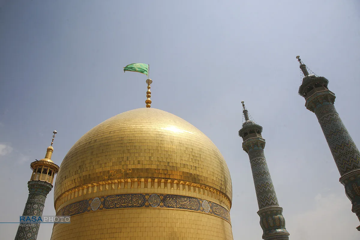 تعویض پرچم گنبد حرم حضرت فاطمه معصومه (س) در آغاز ماه ربیع
