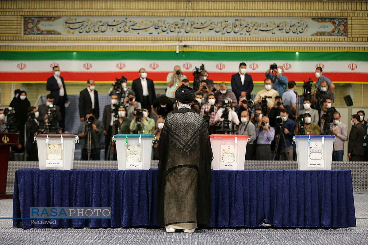 حضور مقام معظم رهبری در پای صندوق رای