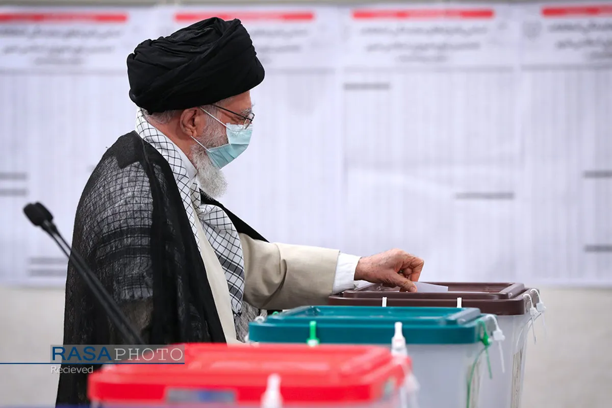 حضور مقام معظم رهبری در پای صندوق رای