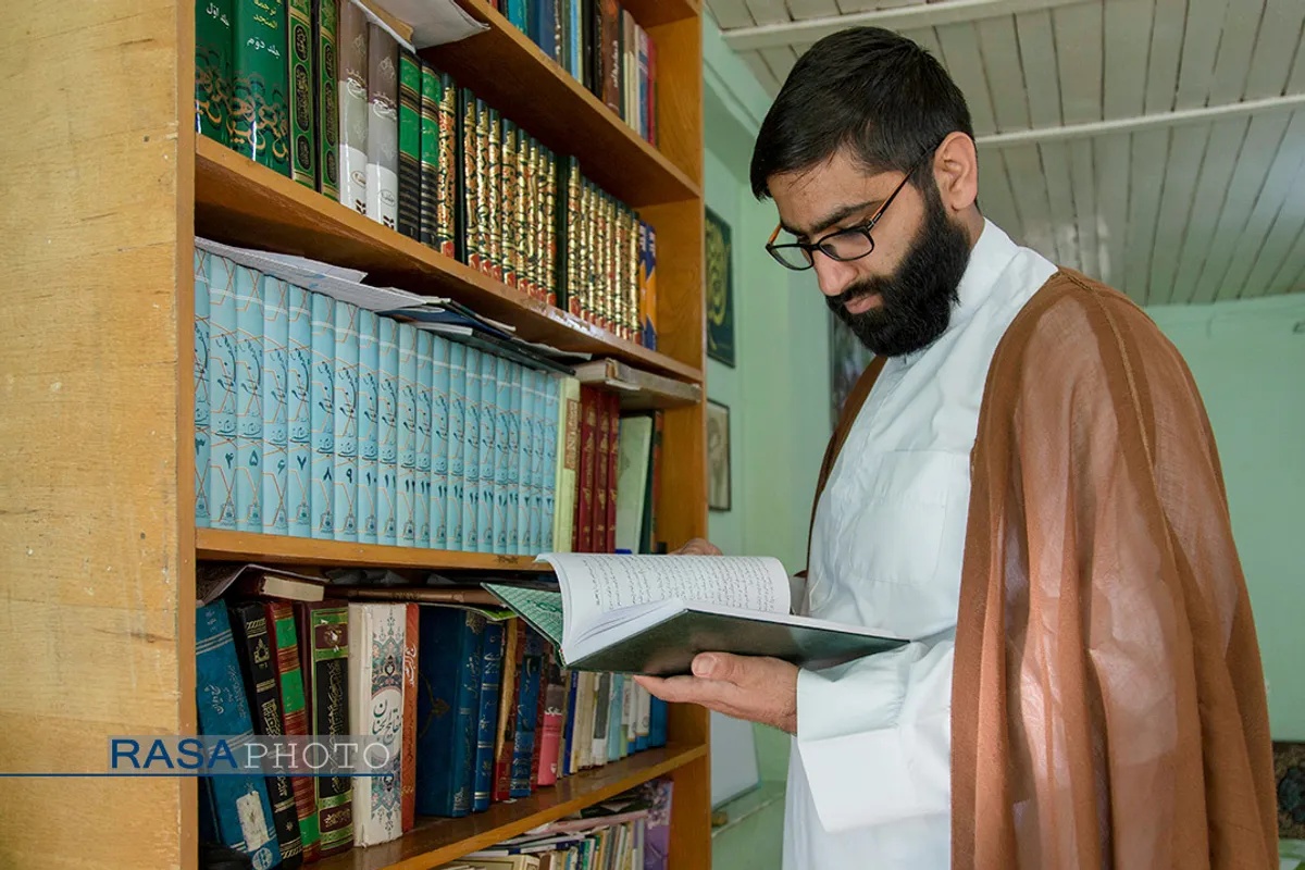 او  هر روز زمانی را برای مطالعه دروس حوزوی و مطالعات جنبی تعیین کرده است