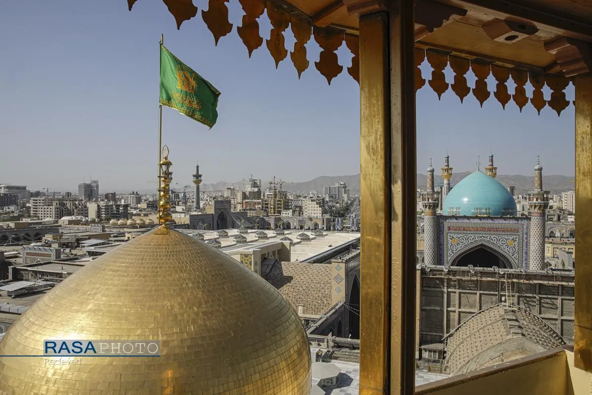 آیین تعویض پرچم گنبد منور رضوی در روز میلاد حضرت امام رضا (علیه&zwnj;السلام)