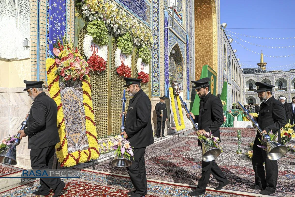 آیین تعویض پرچم گنبد منور رضوی در روز میلاد حضرت امام رضا (علیه&zwnj;السلام)