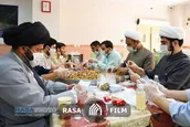 اهدایی طلبه‌های جهادی به بیماران و کادر درمانی قم