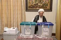 حضور حضرت آیت الله مکارم شیرازی در پای صندوق رای