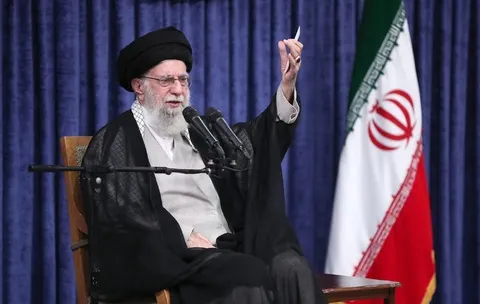 ملت با جهت‌گیری‌های گوناگون سیاسی و وزن متفاوت مذهبی پای ایران عزیز ایستاد/ خداوند نصرت ملت ایران را تضمین کرده است