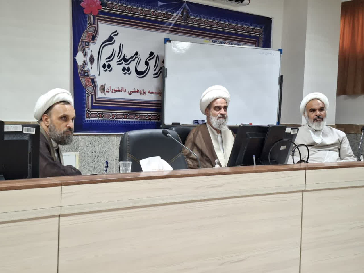 نشست علمی جمعی از اساتید دروس خارج قم و مشهد در مرکز پژوهشی دانشوران نشست علمی جمعی از اساتید دروس خارج قم و مشهد در مرکز پژوهشی دانشوران