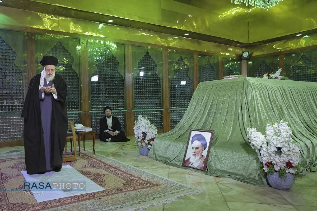 آغاز جشن&zwnj;های چهل&zwnj;وهفتمین سالگرد پیروزی انقلاب با حضور رهبر انقلاب در حرم مطهر حضرت امام خمینی(ره)