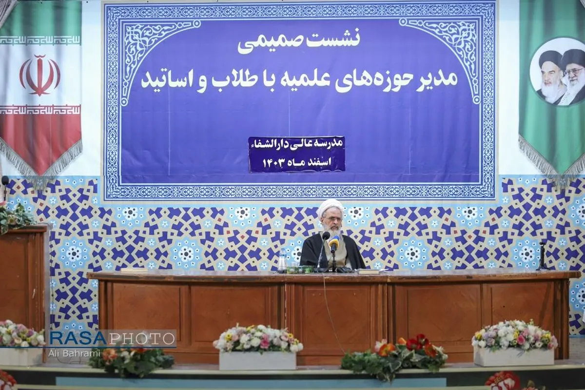 نشست صمیمی آیت الله اعرافی مدیر حوزه علمیه با اساتید و طلاب