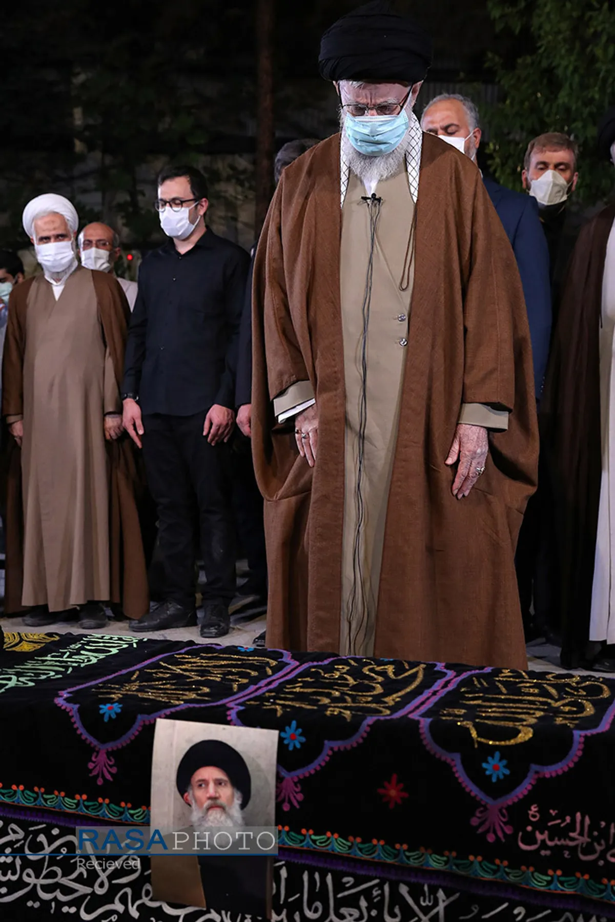 اقامه نماز توسط رهبر انقلاب بر پیکر آیت الله فاطمی&zwnj;نیا
