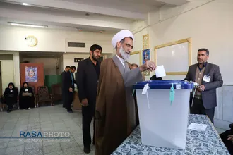 حضور حجت الاسلام والمسلمین موسوی فرد نماینده ولی فقیه در استان خوزستان در پای صندوق رای
