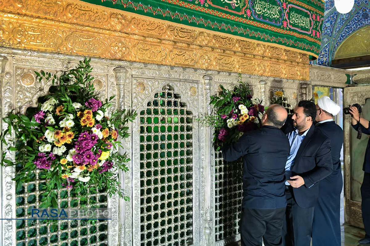 گل&zwnj;آرایی ضریح مطهر حضرت معصومه (س) در شب میلاد پیامبر اعظم (ص)