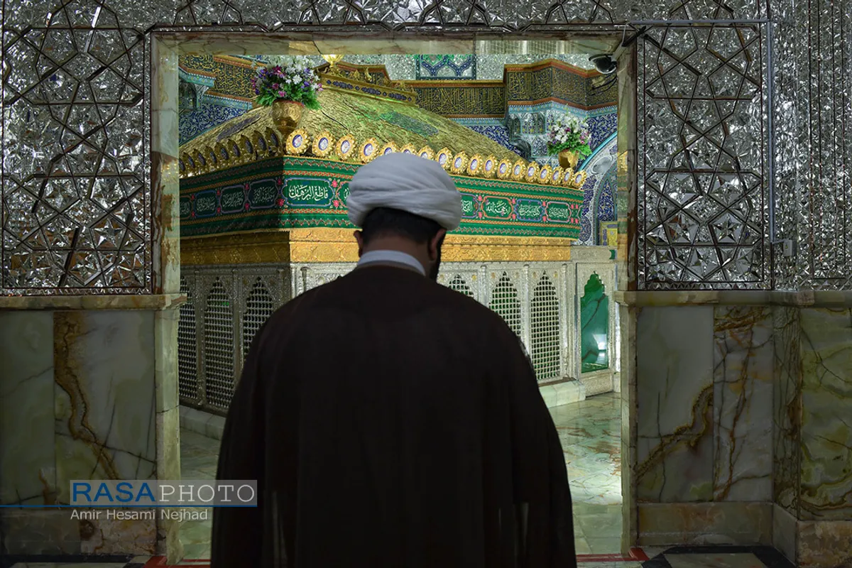 گل&zwnj;آرایی ضریح مطهر حضرت معصومه (س) در شب میلاد پیامبر اعظم (ص)