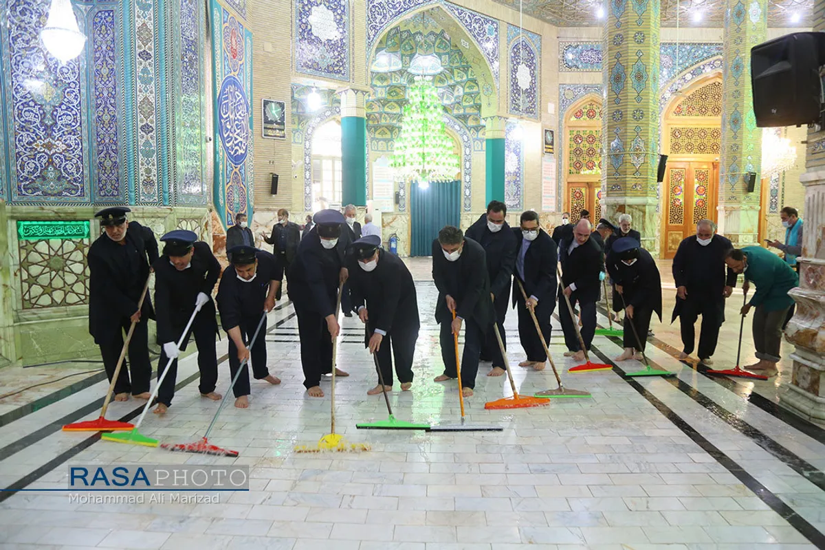 غبار روبی مسجد مقدس جمکران در آغاز دهه مهدویت