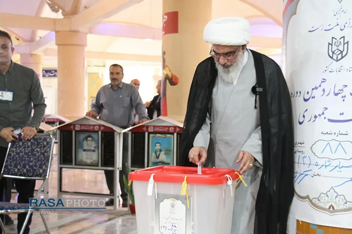 حضور آیت الله غلامعلی صفایی بوشهری  نماینده ولی فقیه در استان بوشهر در پای صندوق رای دومین دوره چهاردهمین انتخابات ریاست جمهوری