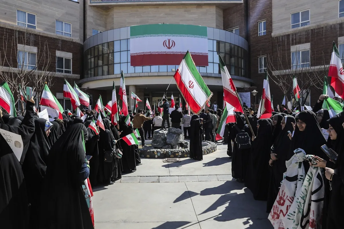 تجمع دانشجویان دانشگاه قم در محکومیت هتک حرمت پرچم جمهوری اسلامی ایران و مقدسات