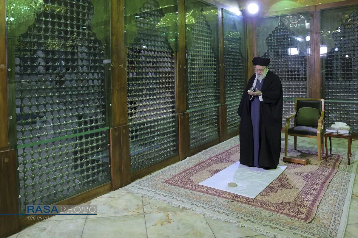 آغاز جشن&zwnj;های چهل&zwnj;وهفتمین سالگرد پیروزی انقلاب با حضور رهبر انقلاب در حرم مطهر حضرت امام خمینی(ره)