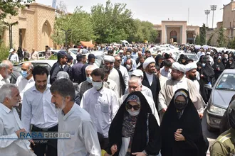 تجمع جمعی از مردم شیراز در اعتراض به کشف حجاب عده ای در یکی از مناطق شیراز&lrm;&lrm;