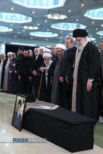 مراسم اقامه نماز بر پیکر آیت&zwnj;الله هاشمی شاهرودی به امامت رهبر انقلاب