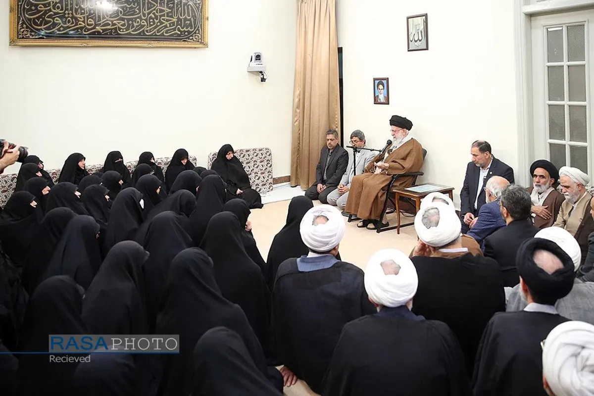 دیدار جمعی از مدیران، اساتید و طلاب جامعه&zwnj;الزهراء (س) با رهبر معظم انقلاب