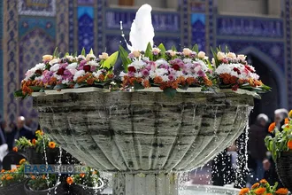 تعویض گل&zwnj;های ضریح و آماده سازی حرم مطهر رضوی در آستانه میلاد حضرت جواد الائمه (علیه السلام)