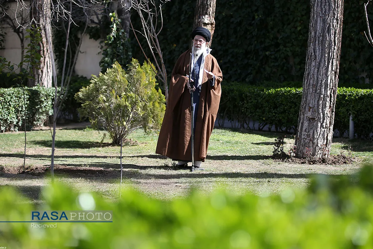 کاشت نهال توسط مقام معظم رهبری به مناسبت روز درختکاری