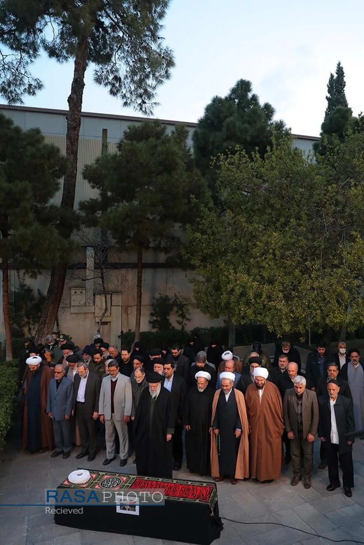 اقامه نماز توسط رهبر معظم انقلاب بر پیکر آیت&zwnj;الله امامی کاشانی