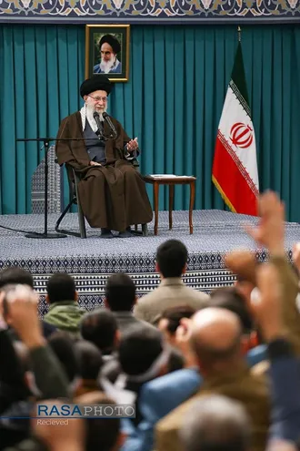 دیدار جمعی از رأی اولی&zwnj;ها و خانواده&zwnj;های شهدا با رهبر انقلاب