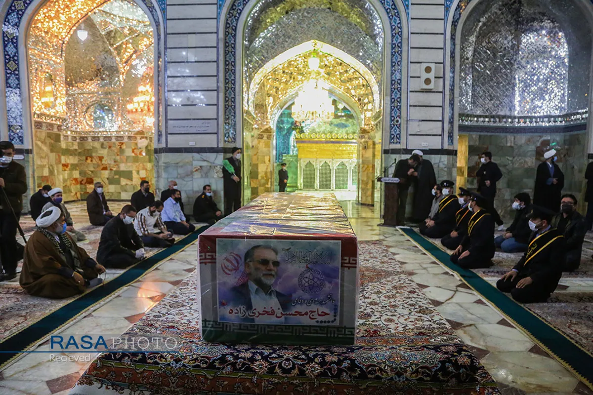 طواف و وداع با پیکر شهید محسن فخری&zwnj;زاده در حرم مطهر حضرت معصومه (س)