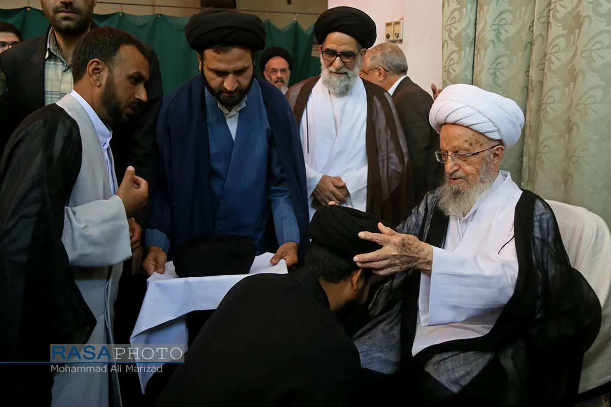 مراسم عمامه&zwnj;گذاری طلاب در بیوت مراجع تقلید در روز عید سعید غدیر