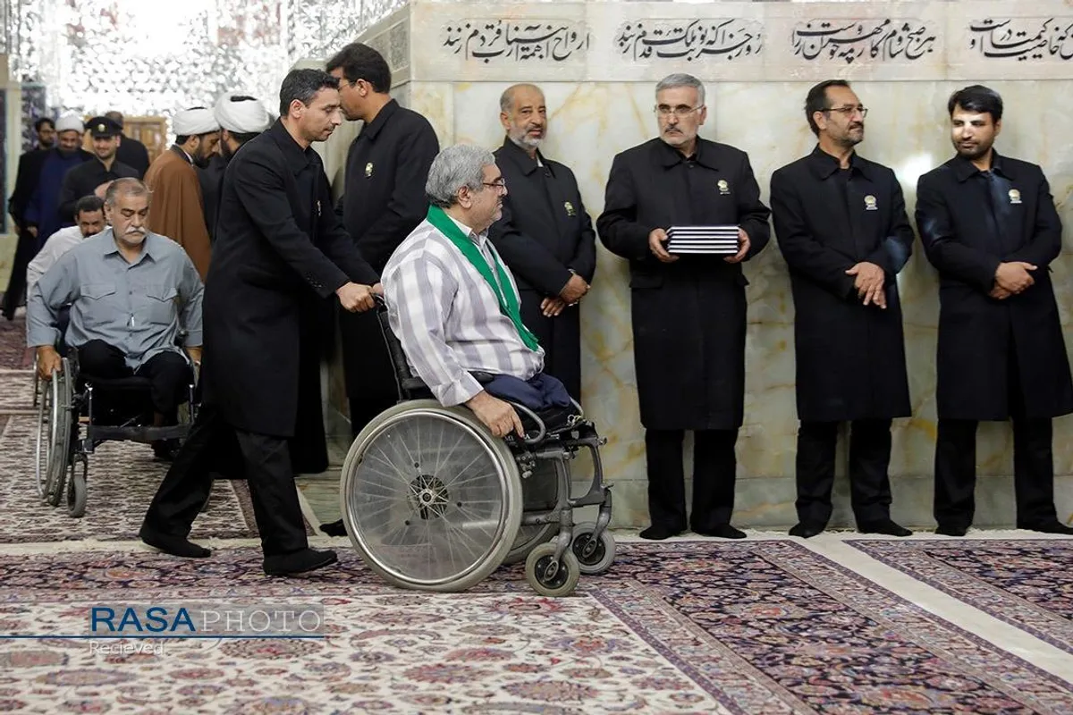 غبارروبی ضریح مطهر رضوی در آستانه دهه &laquo;ولایت و امامت&raquo;
