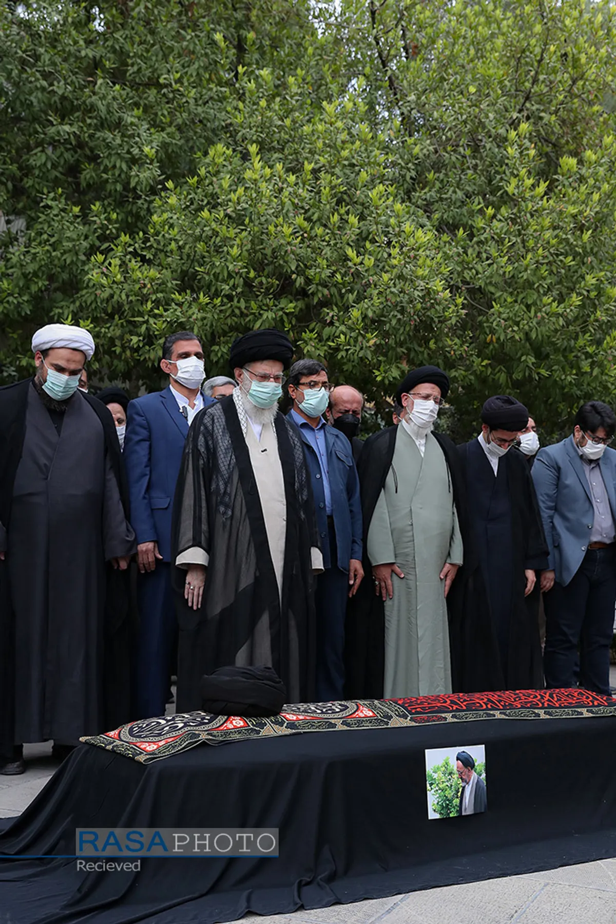 اقامه نماز توسط مقام معظم رهبری بر پیکر حجت&zwnj;&zwnj;&zwnj;الاسلام و المسلمین دعائی
